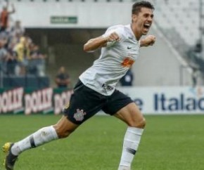 Corinthians decide comprar Danilo Avelar, que vira 