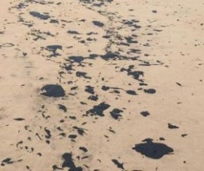 Semar interdita praia de Atalaia com o aparecimento de novas manchas.(Imagem:Cidadeverde.com)