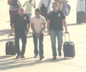 Suspeito chega acompanhado de dois delegados.(Imagem:Reprodução/TV Clube)