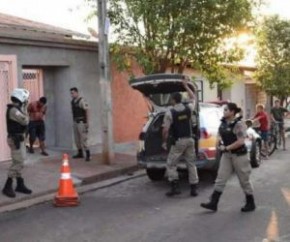 Homem decapita colega e carrega cabeça da vítima pela rua.(Imagem:Correio Braziliense)