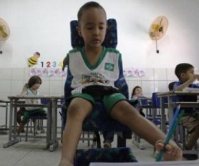 Menino que escreve com os pés ganha carteira adaptada em creche de Teresina.(Imagem:ASCOM SEMEC)