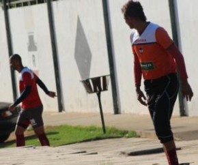 Jogadores do River-PI folgam após chegada de Sergipe.(Imagem:Joana Darc Cardoso)