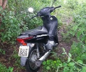 Moto roubada é achada abandonada em matagal no bairro Irapuá.(Imagem:Divulgação/PM)