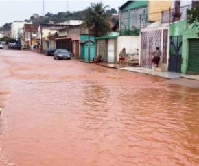 Chuva forte causa alagamento nas ruas do Centro de Picos.(Imagem:Riachaonet)
