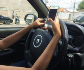 Infrações por uso de celular no trânsito sobem 36% em 2019.(Imagem:Divulgação)