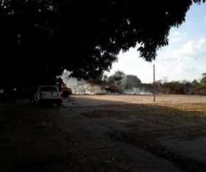 Incêndio atinge arredores de obra do Centro de Badminton na UFPI.(Imagem:Cidadeverde.com)
