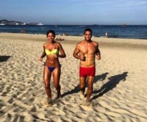 André Marques corre na praia em Ibiza e impressiona ao exibir barriga sarada.(Imagem:Instagram)