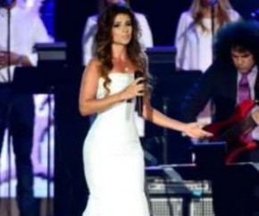 Paula Fernandes usa vestido superjusto em evento de homenagem a Roberto Carlos.(Imagem:MSN)