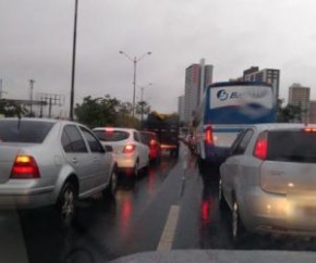Teresina amanhece com chuva, ruas alagadas e congestionamentos.(Imagem:Cidadeverde.com)