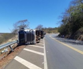 Carreta com 38 toneladas de ração tomba em Picos.(Imagem:Picos 40 Graus)