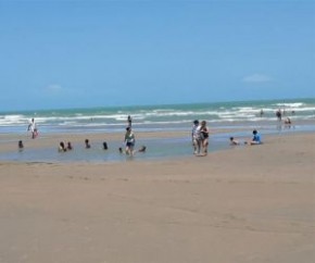 Turistas ignoram orientação do governo e tomam banho na praia de Atalaia.(Imagem:Cidadeverde.com)