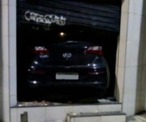 Carro invade loja de fardamentos após perseguição policial.(Imagem:Divulgação)