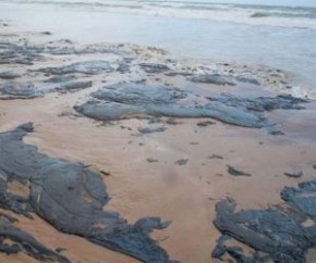 Semar recolhe 100kg de óleo no litoral e descarta interdição das praias no Piauí.(Imagem:Cidadeverde.com)