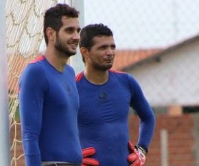 Dalton ao lado de Naylson em treino no CT Afrânio Nunes.(Imagem:Emanuele Madeira)