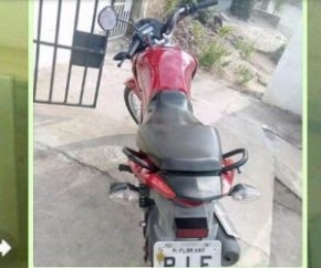 Motocicleta é tomada de assalto no bairro Princesinha.(Imagem:Divulgação/Whatsapp)