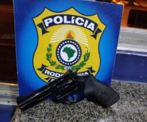 Homem é preso com arma durante abordagem na BR 316.(Imagem:PRF-PI)