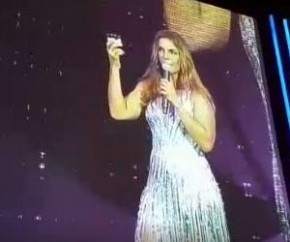 Ivete Sangalo com o copo de algodão e soro fisiológico.(Imagem:Reprodução/Facebook)