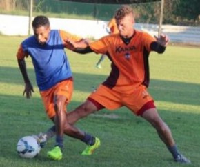 Carlinhos continua na escalação de Flávio Araújo ao lado de Esquerdinha.(Imagem:Emanuele Madeira)