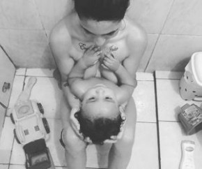Pepê exibe esposa nua com um dos filhos no colo.(Imagem:Instagram)