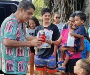 Zeca Pagodinho sai às ruas, entrega doces e faz sucesso na web.(Imagem:Reprodução/Instagram)