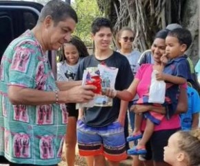 Zeca Pagodinho sai às ruas, entrega doces e faz sucesso na web.(Imagem:Reprodução/Instagram)