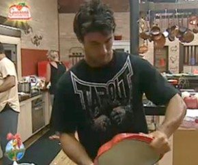 Daniel lava panela em formato de maçã(Imagem:Reprodução / Rede Record  )
