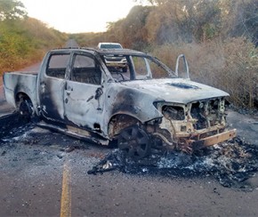 Bando explode dois bancos e Correios e queima pick-up durante perseguição.(Imagem:Divulgação/PM)