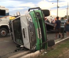 Três ficam feridos e viatura tomba durante perseguição a assaltantes.(Imagem:Cidadeverde.com)