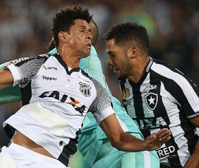 Yago, do Botafogo, levou a pior na disputa com o goleiro do Ceará.(Imagem:Vitor Silva/SSPress/Botafogo)