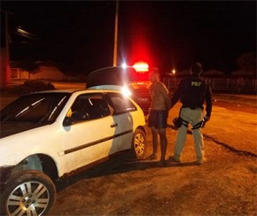 Motorista joga carro contra viatura ao tentar fugir de abordagem.(Imagem:PRF-PI)