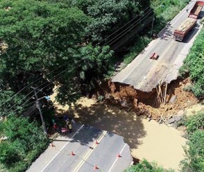 Cratera na BR-343 abre mais dois metros após forte chuva.(Imagem:Cidadeverde.com)