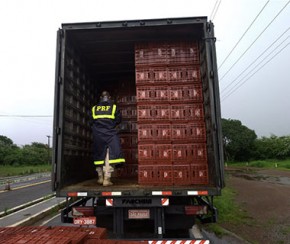 PRF apreende R$ 2,5 mi em cigarros contrabandeados na BR 343.(Imagem:PRF)