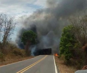 BR-135 é bloqueada após incêndio de caminhão carregado de herbicida.(Imagem:PRF)