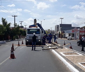 Mulher passa mal ao volante e derruba poste em avenida.(Imagem:CidadeVerde.com)