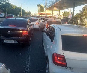 Posto vende gasolina a R$ 4,26 e fila para abastecer chega a 100 metros.(Imagem:Cidadeverde.com)