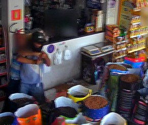 PM tenta tomar arma de bandido durante assalto em pet shop.(Imagem:Reprodução)