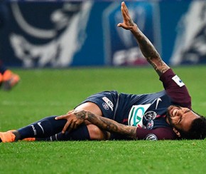 Daniel Alves sofre lesão em final e pode ficar fora da Copa.(Imagem:FRANCK FIFE/AFP)