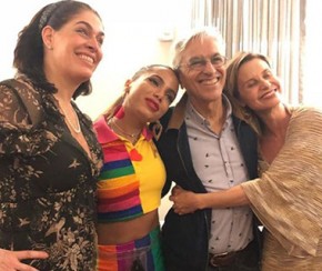 Paula Lavigne, Anitta, Caetano e Paula Burlamaqui.(Imagem:Reprodução)