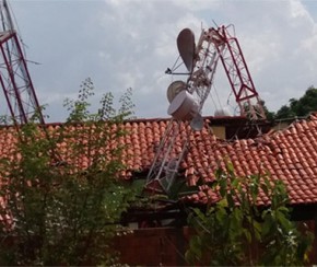 Ventania derruba torre sobre casa em Buriti dos Lopes.(Imagem:Cidadeverde.com)