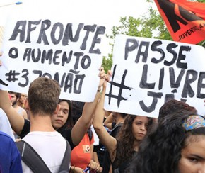 Estudantes protestam após Firmino confirmar reajuste.(Imagem:Cidadeverde.com)