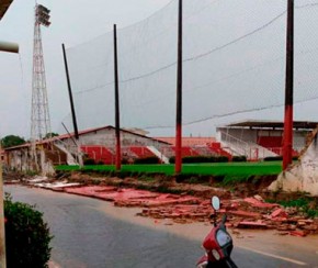 Chuva derruba muro de estádio e ameaça semifinal em Piripiri.(Imagem:Piripiri 40 Graus)