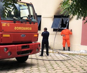 Fogo destrói sala e cozinha de apartamento no Cristo Rei.(Imagem:Reprodução/Whats App)