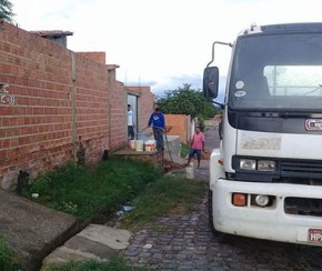 Moradores enfrentam horas em fila para conseguir água em Teresina.(Imagem:CidadeVerde.com)