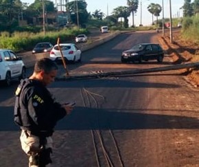 Jovem colide em poste na zona Sul e sai ilesa de acidente.(Imagem:PRF)