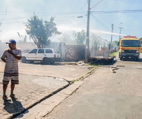 Terreno pega fogo a quatro metros de posto de combustível.(Imagem:Cidadeverde.com)