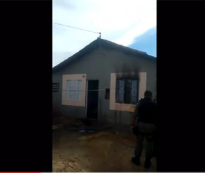 Casa pega fogo e populares denunciam incêndio criminoso.(Imagem:Cidade Verde)