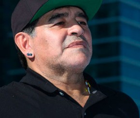 Maradona treina time no México e preside outro a 10 mil km de distância.(Imagem:Michael Steele)