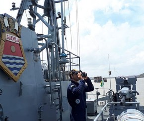 Navio da Marinha passa a monitorar litoral do Piauí em busca de manchas de óleo.(Imagem:Cidadeverde.com)