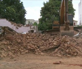 Após retirada do telhado, casarão desmorona no centro de Teresina.(Imagem:Cidadeverde.com)