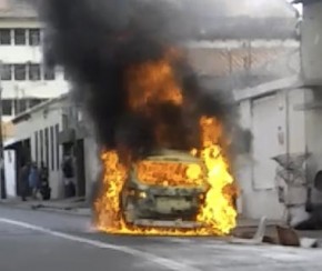 Carro pega fogo no Centro de Teresina e assusta comerciantes.(Imagem:CidadeVerde.com)